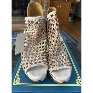 NWT Sbicca Vintage Collection Rayna White/Brown Raw Leather Peep Toes Sz. 7